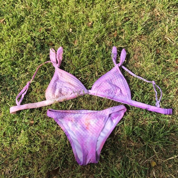I’m selling a tie die swimsuit and white and 2 bra - Picture 1 of 5